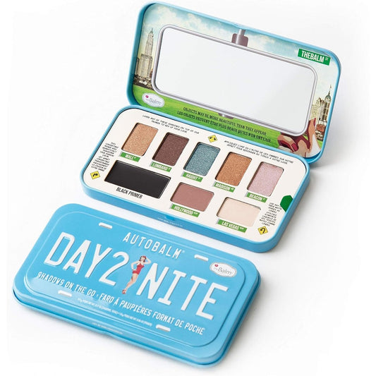 Palette de Fards à Paupières - Autobalm Day 2 Nite THEBALM au format de poche. Contient 5 teintes chatoyantes et 2 mates avec une base noire longue tenue.